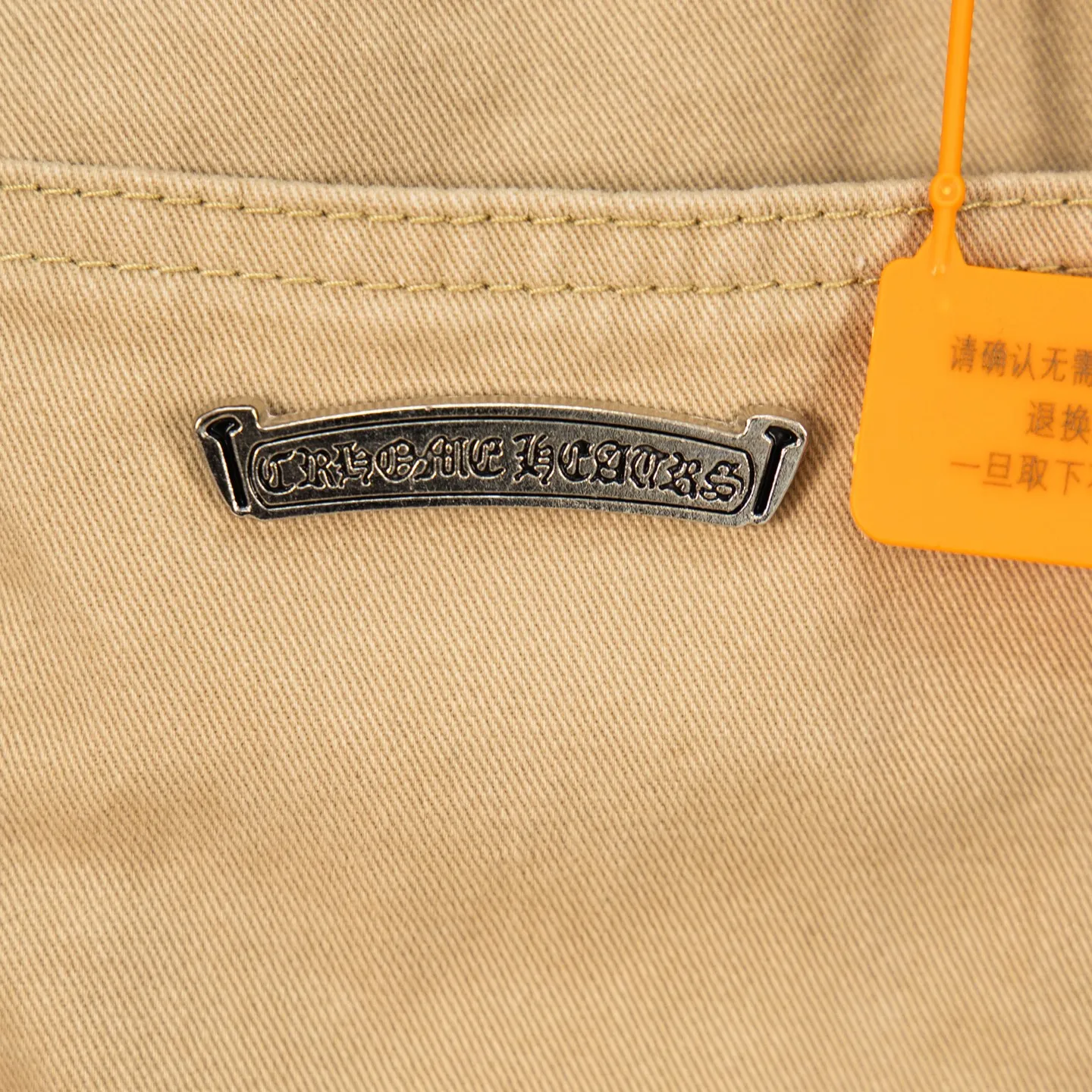 P260 Chrome Hearts Cherry Blossom Pink Leather and Wooden Spliced ​​Washed Jeans Authentically restore the ultimate vintage texture. Three-dimensional version. Loose and comfortable, not picky about the figure. Makes taller and slimmer. Factory-made. Original factory quality control. Same style for men and women. Can be matched with couples. Versatile recommendation. Must-have jeans for all seasons. Fashionistas have been disappointed. The quality selection of fabrics, the tailoring of details, and the matching of patterns are all impeccable! The upper body is so handsome when worn...it can be easily worn by men, women and children! The craftsmanship is made of heavy-duty washed pure cotton denim fabric. After washing, it is soft and thick. It is very stylish when worn on the body. Style number: 1758# (the same jacket is available) Color: Khaki Size: 28 30 32 34